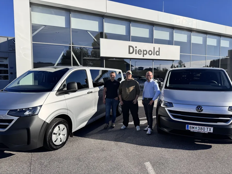 Zwei silberne VW Caravelle vor dem Autohaus Diepold bei der Fahrzeugübergabe